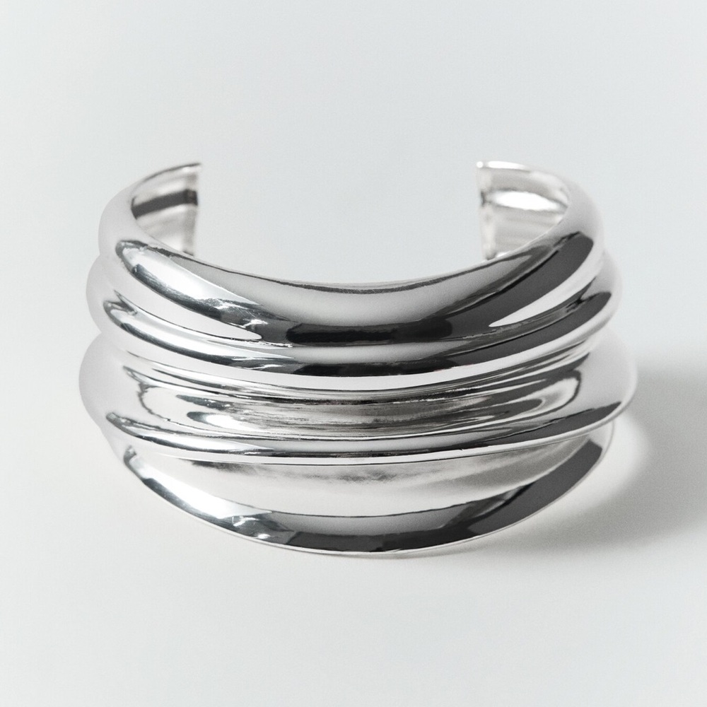 Mango
SELECTION
EMBOSSED  BRACELET - Picture 2 of 8